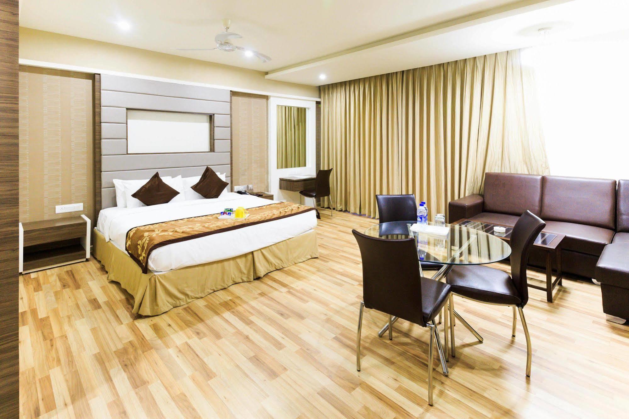 Hotel Zo Lakdi Ka Pul X Road Hyderabad
