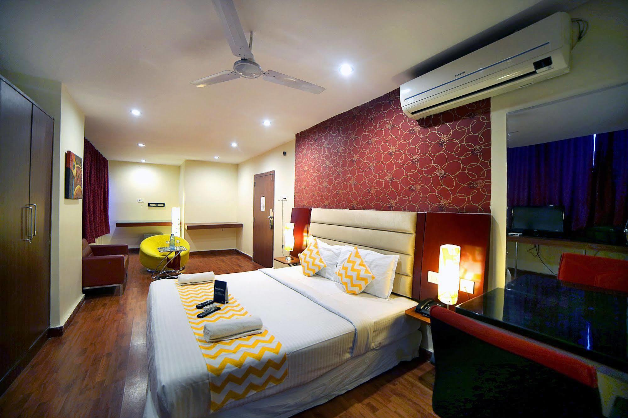 Vaccinated Staff - Capital O 18592 M Hotel Hyderabad