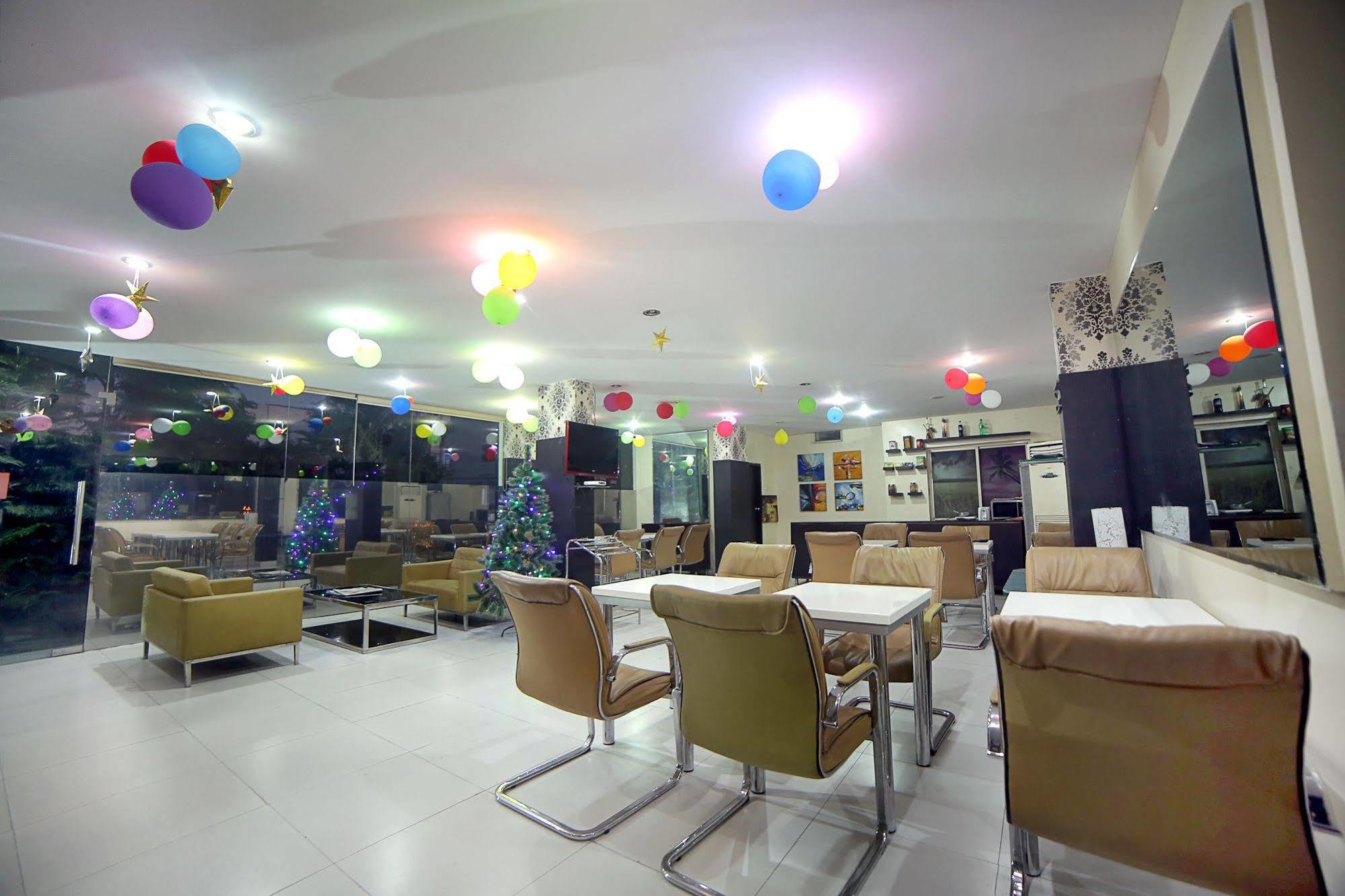 Vaccinated Staff - Capital O 18592 M Hotel 3*