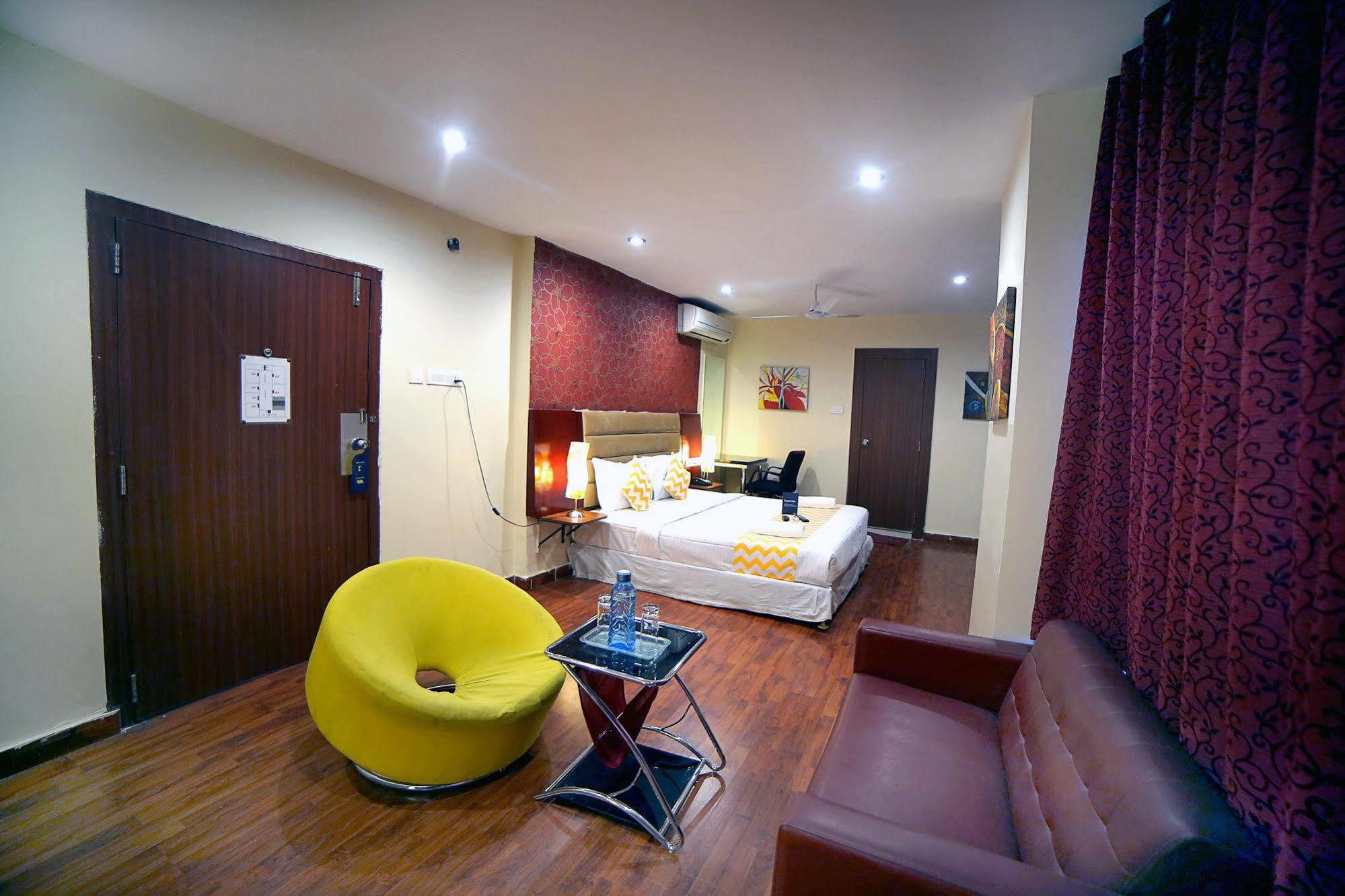 Hotel Vaccinated Staff - Capital O 18592 M