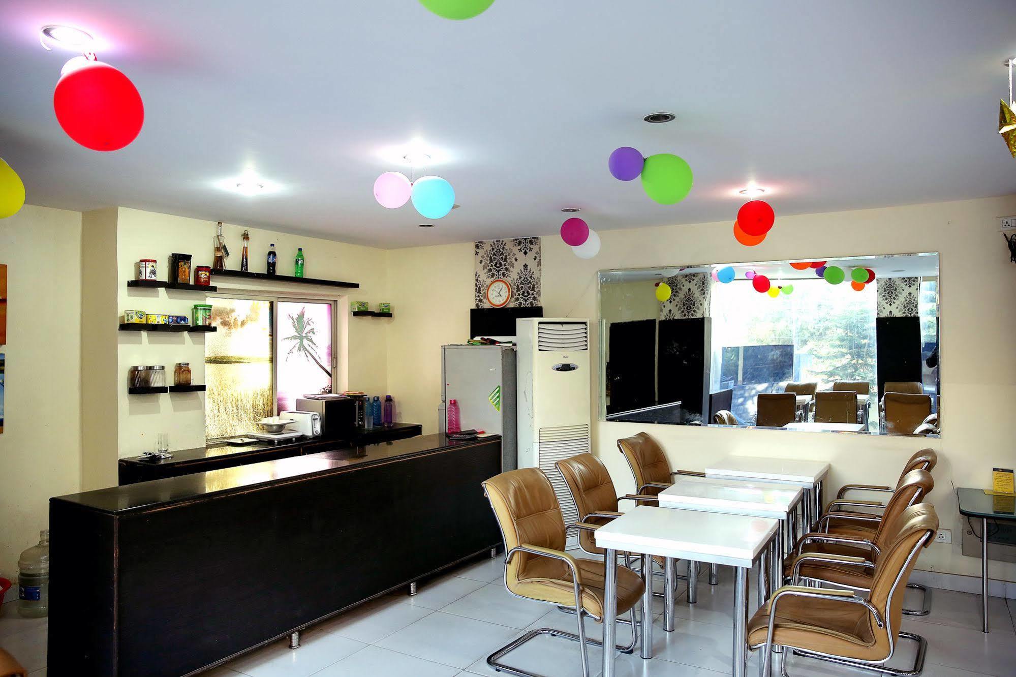 Vaccinated Staff - Capital O 18592 M Hotel 3*