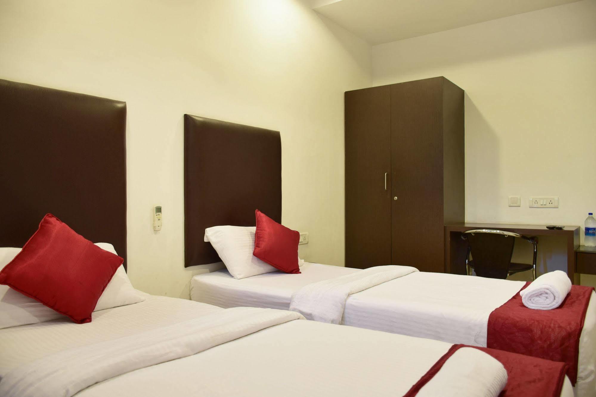 Zo Sr Nagar Hotel