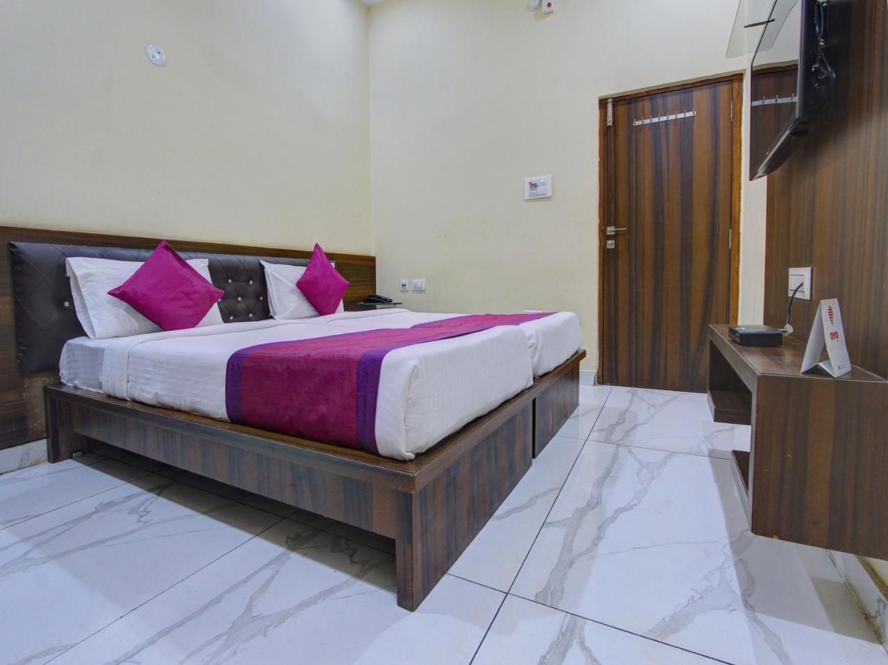 Oyo 7627 Royal Plaza 3* Hyderabad