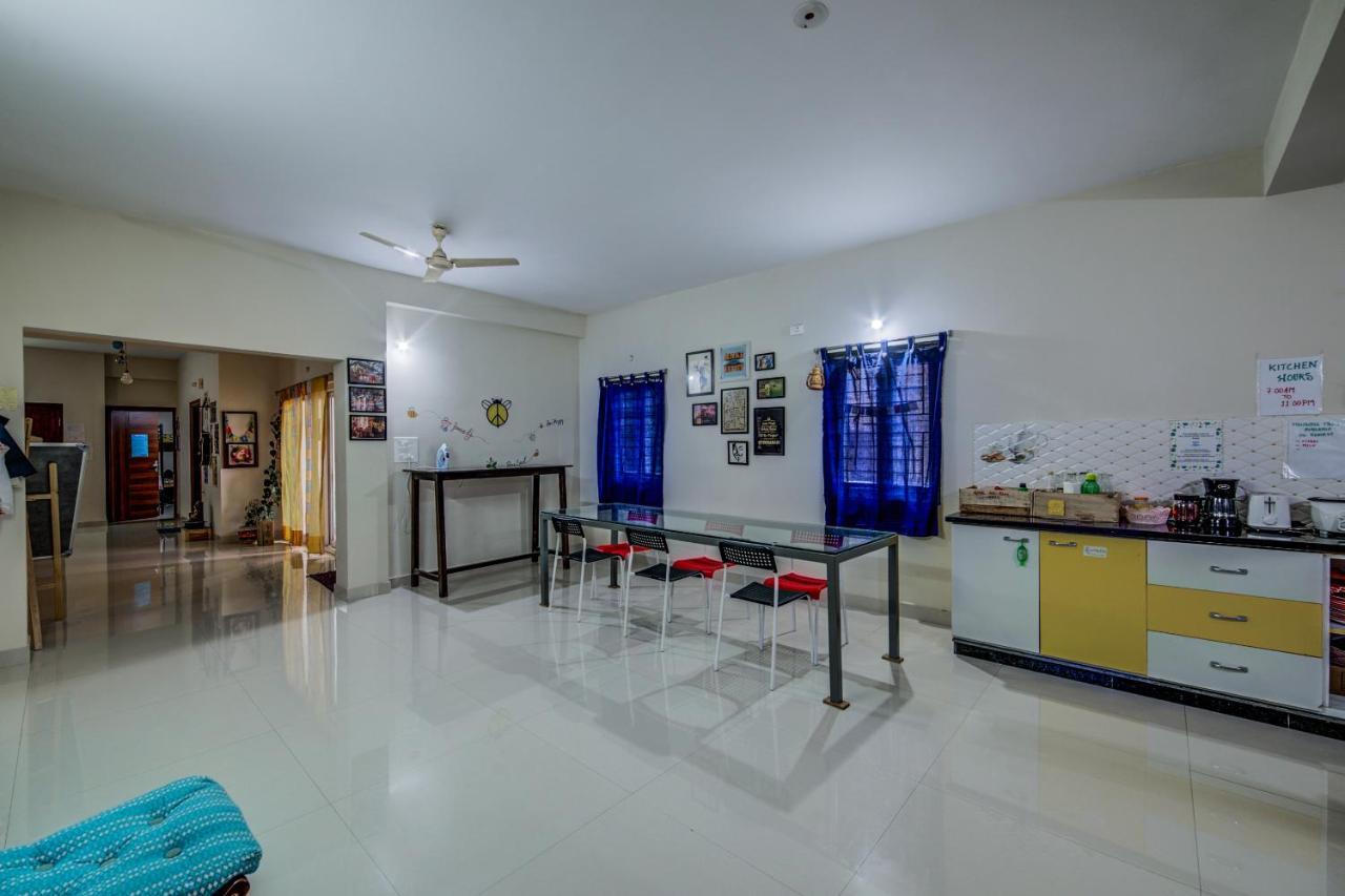 Beehive Commune Hostel *