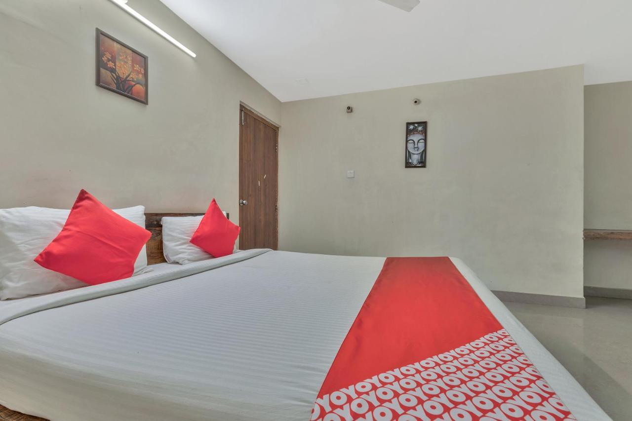 Oyo 11969 Lotus Grand Hotel 3*
