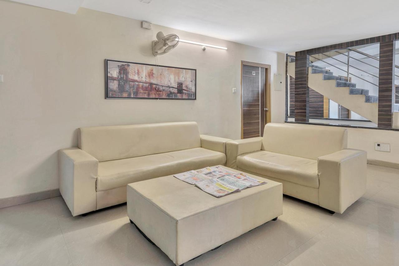 Hotel Oyo 11969 Lotus Grand 3*