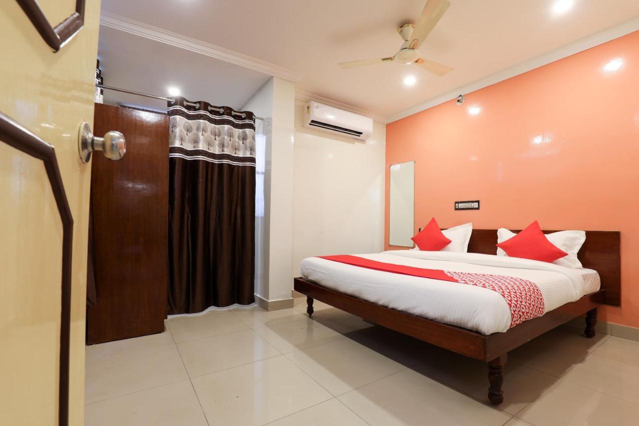 Hotel Oyo 15753 Vishnu Priya Residency