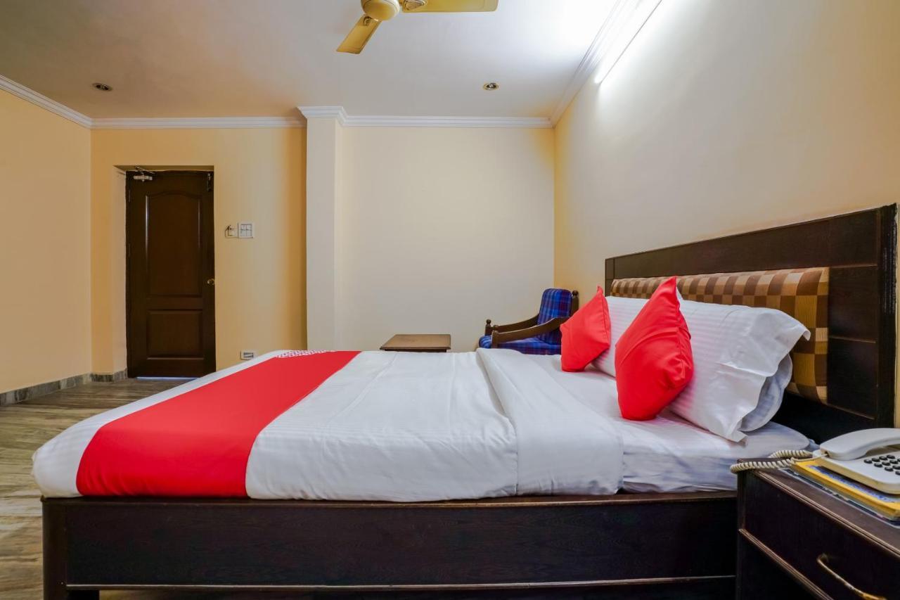 Oyo 18591 Samrat Hotel
