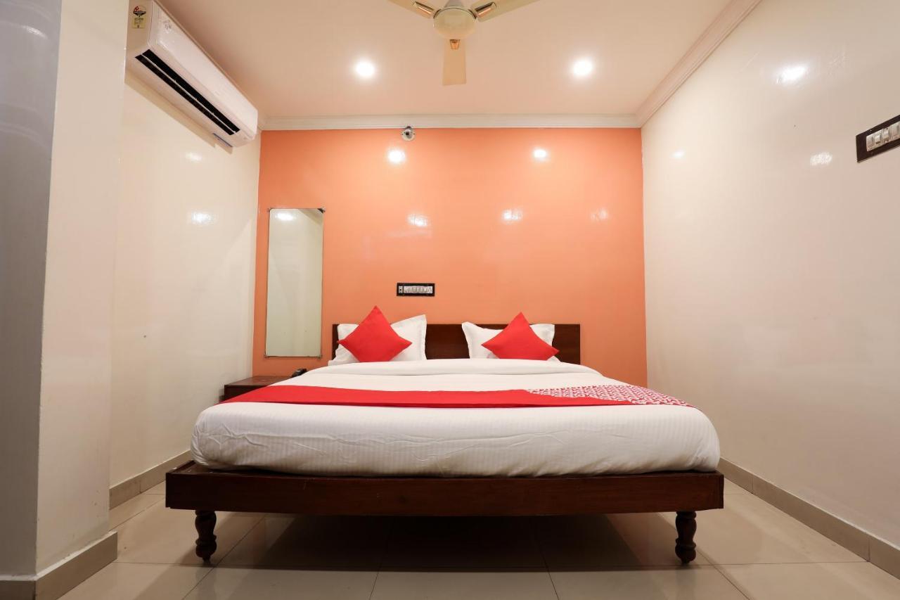Oyo 15753 Vishnu Priya Residency 3*