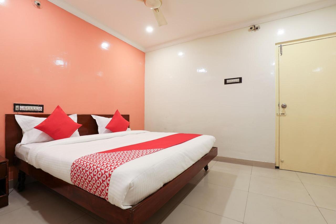 Oyo 15753 Vishnu Priya Residency 3*