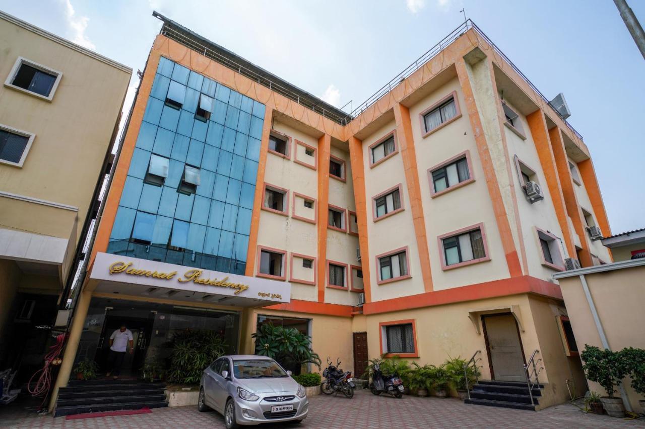 Oyo 18591 Samrat Hotel