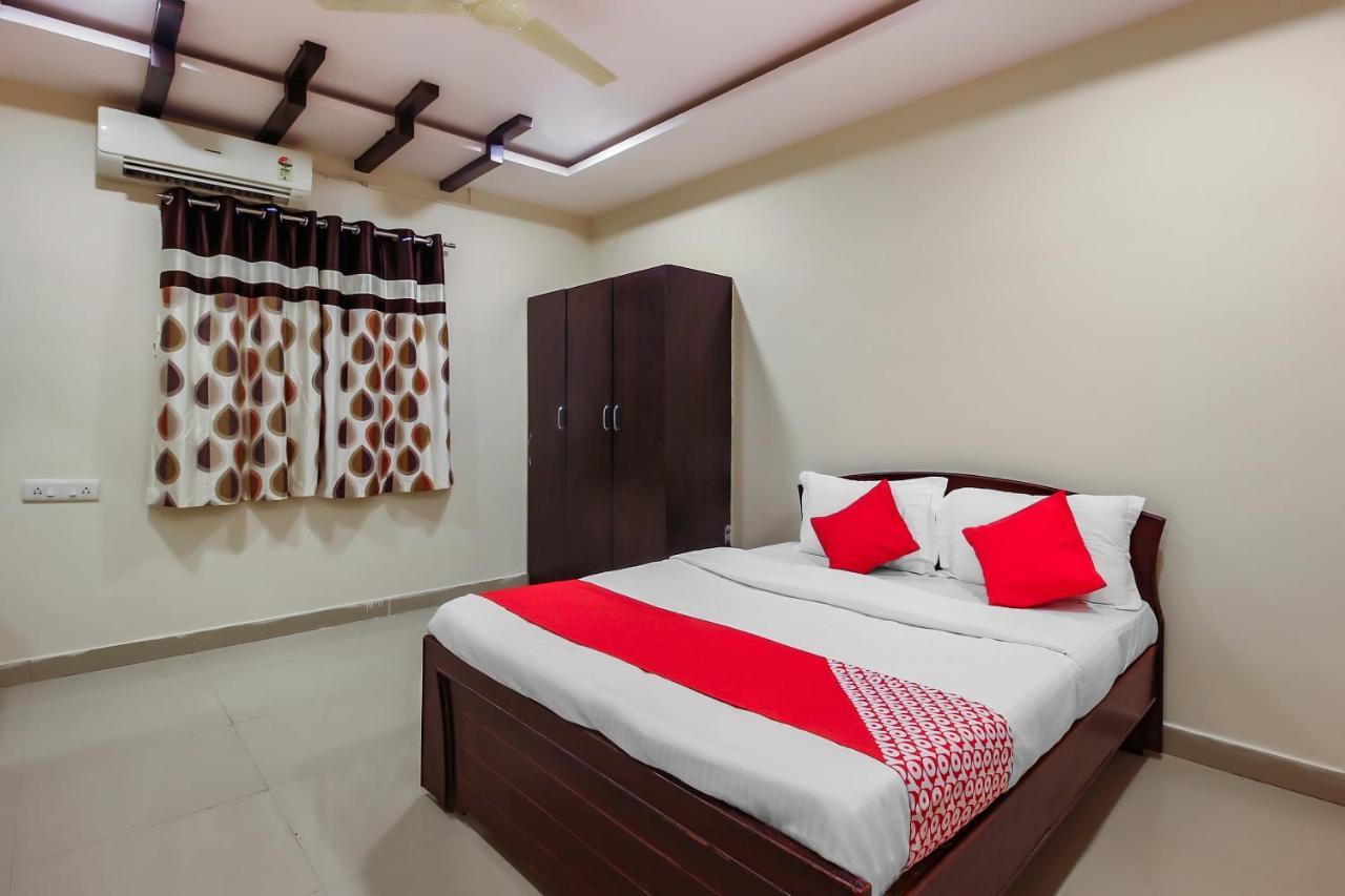 Oyo 18725 Sr Grand Hotel