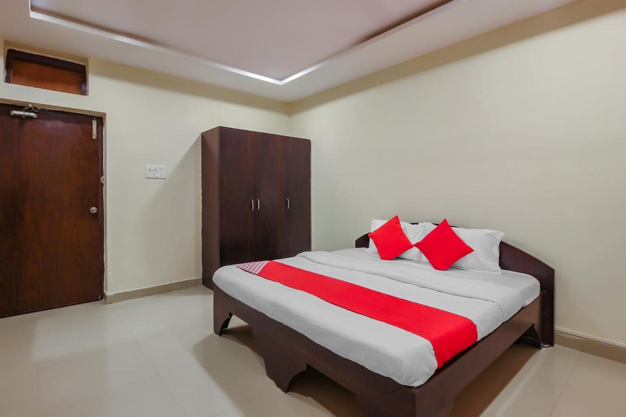 Oyo 18725 Sr Grand Hyderabad