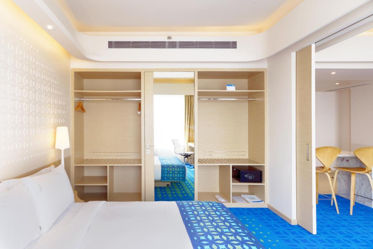 Duet , Hotel