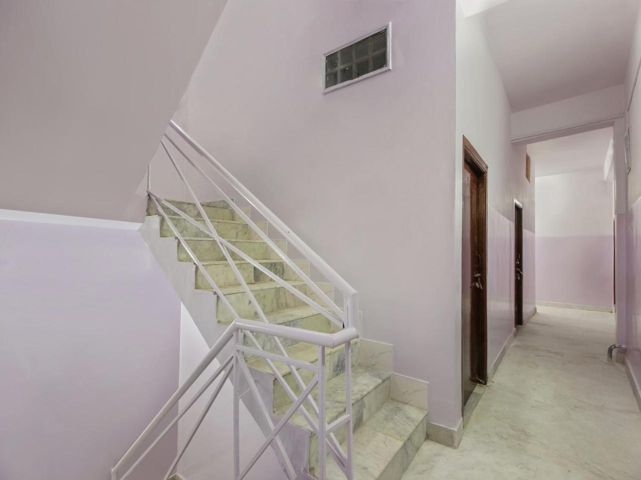 Oyo 22085 Raj Banjara White House Hotel 3*