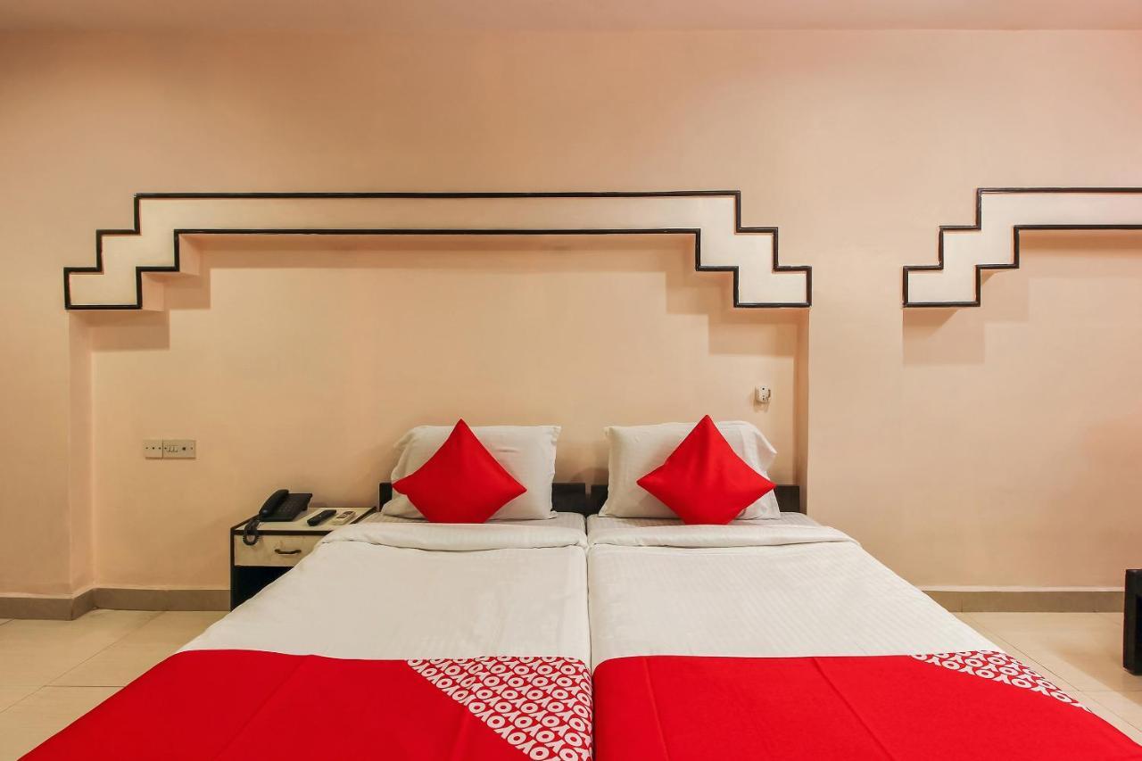 Oyo 18591 Samrat Hotel