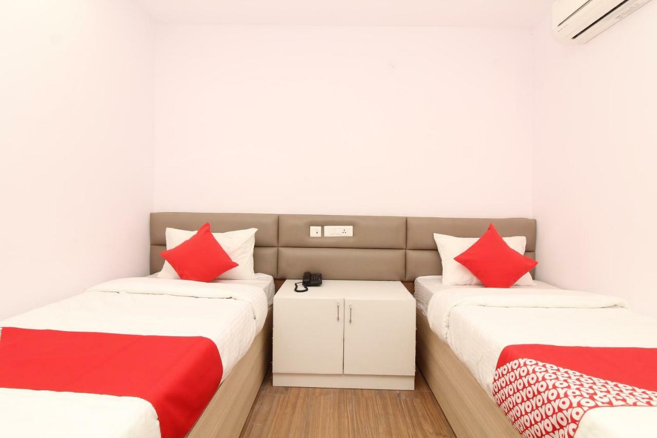 Hotel Oyo 35362 My Place S R Nagar 3*