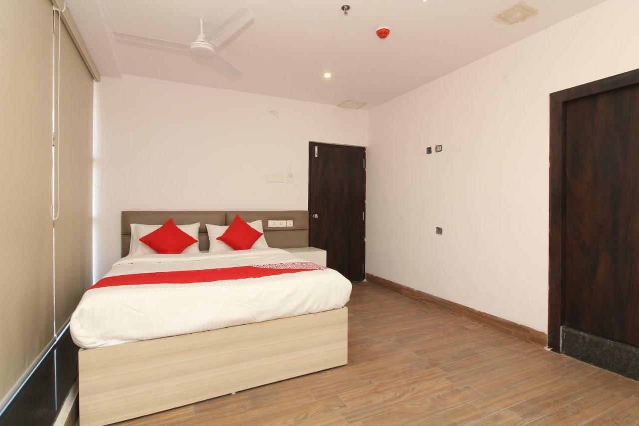 Hotel Oyo 35362 My Place S R Nagar 3*