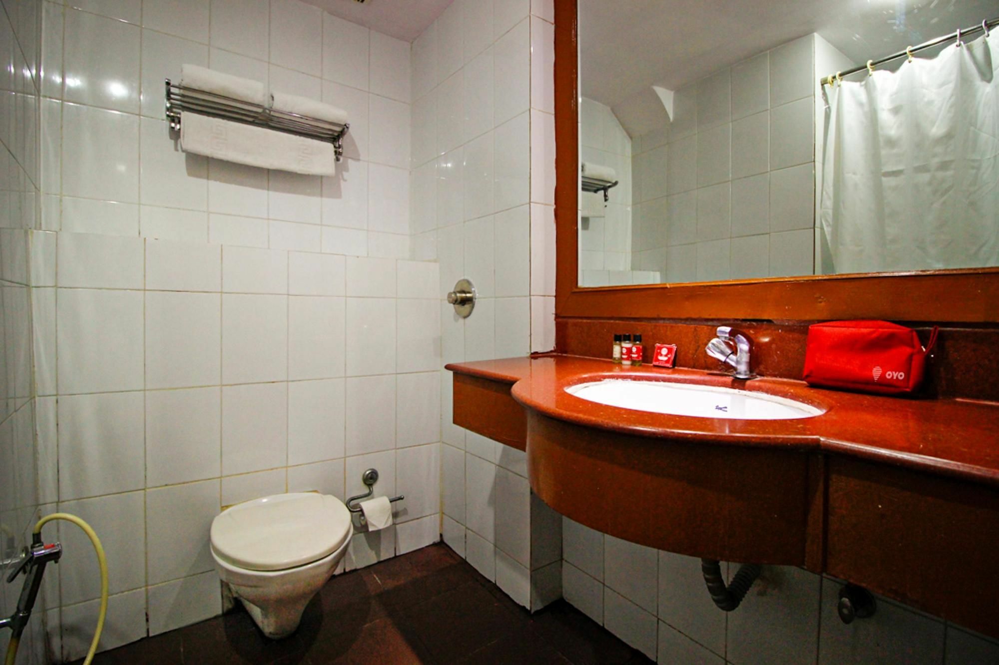 Oyo Lakdi Ka Pul Global Hospital Hotel