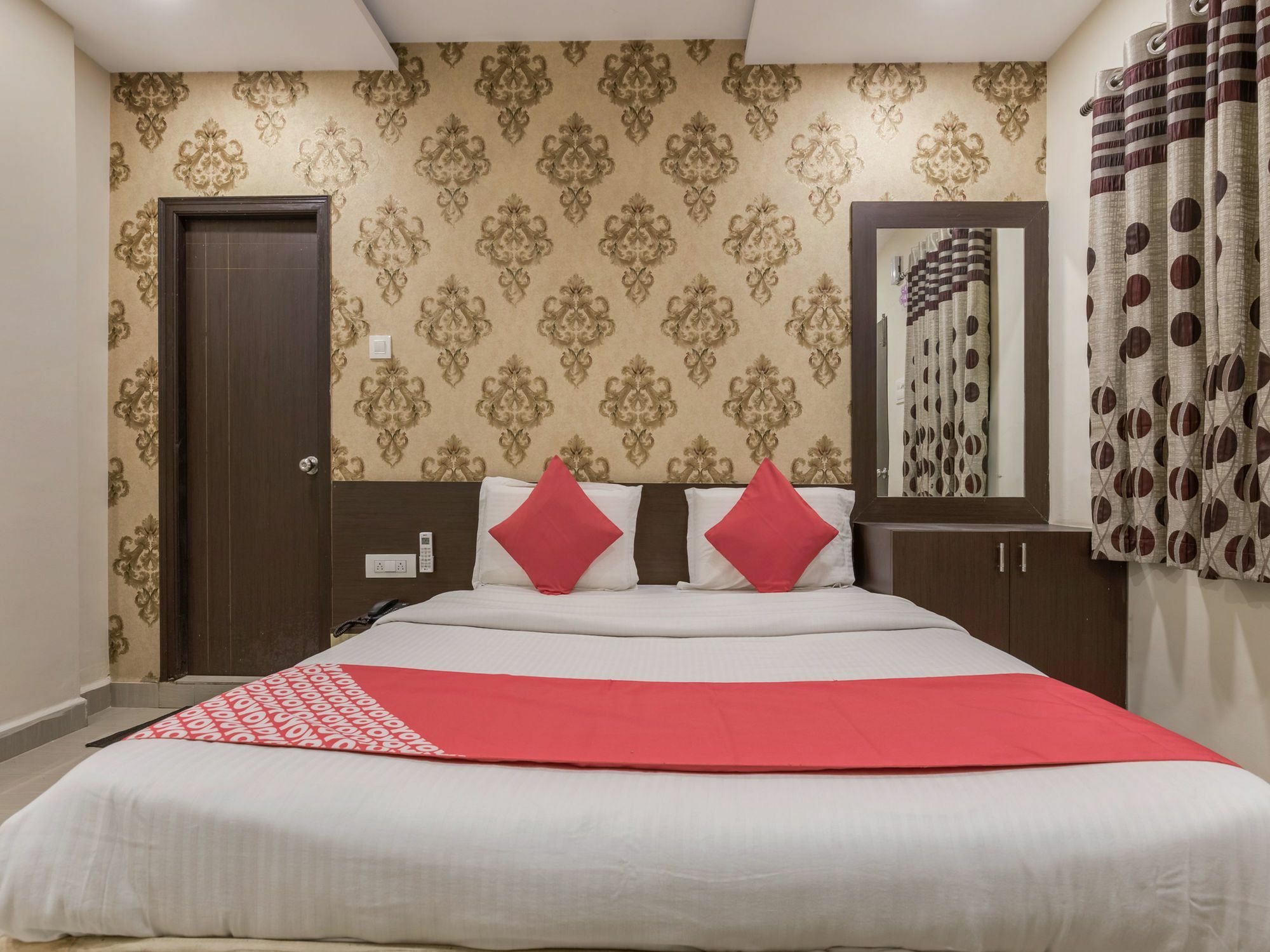 Oyo 13114 Svs Luxury Hyderabad