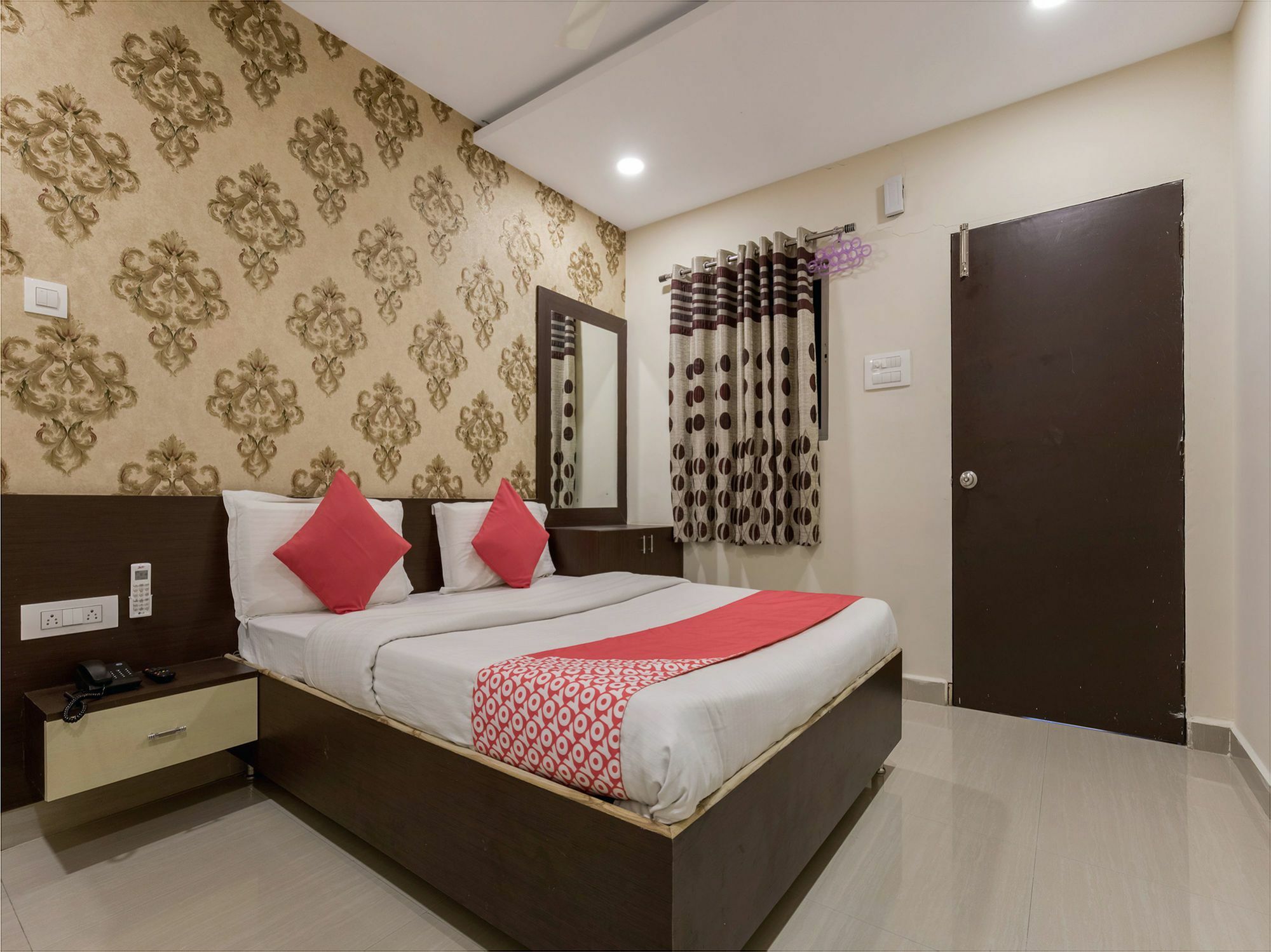 Oyo 13114 Svs Luxury Hyderabad