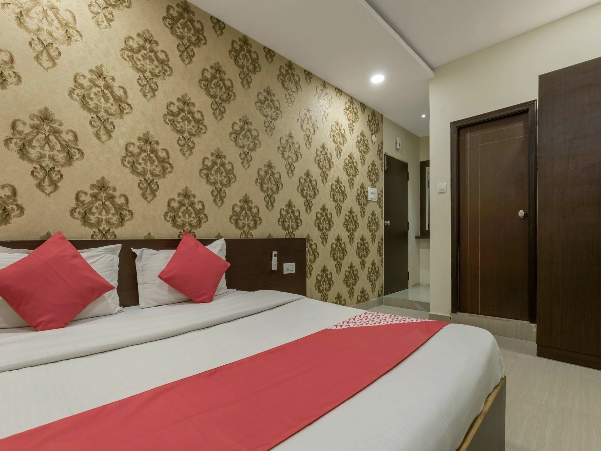 Oyo 13114 Svs Luxury * Hyderabad
