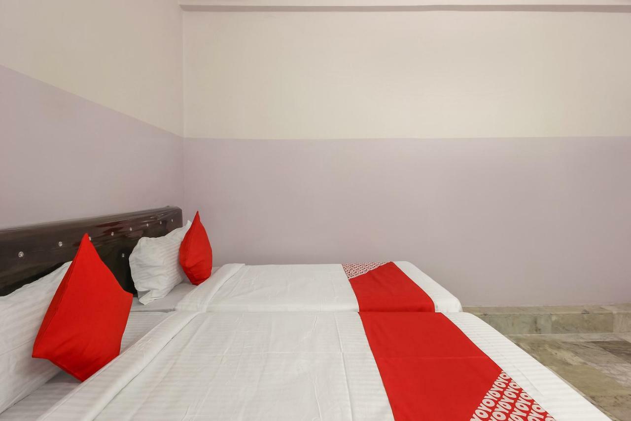 Hotel Oyo 22085 Raj Banjara White House 3*
