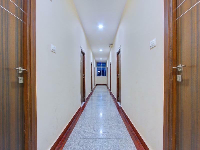 Oyo 7627 Royal Plaza Hotel