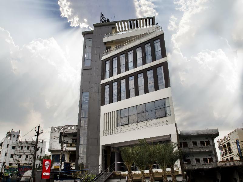 Oyo 7627 Royal Plaza Hotel 3*