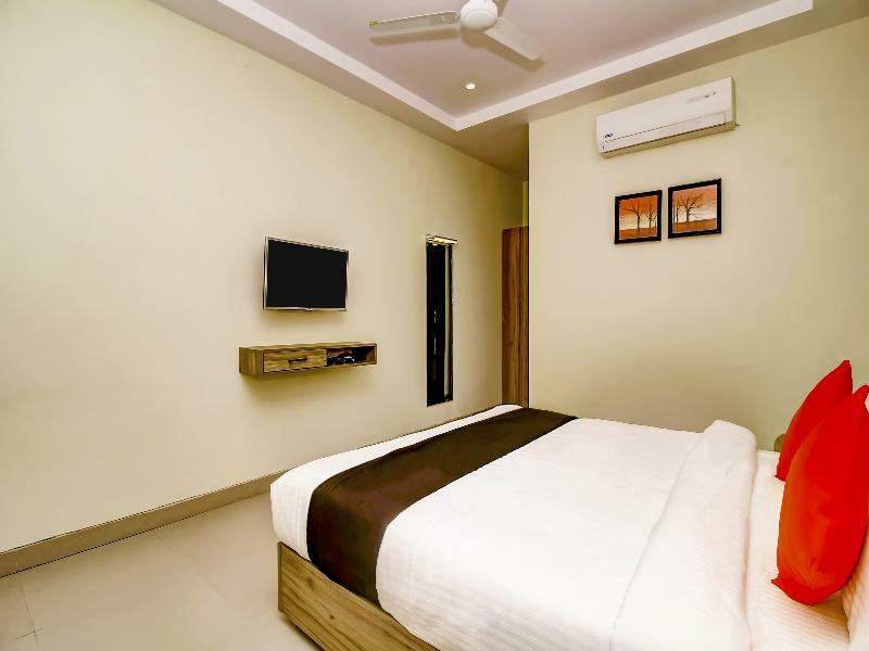 Capital O 28086 Sindhura Grand Hotel 3*