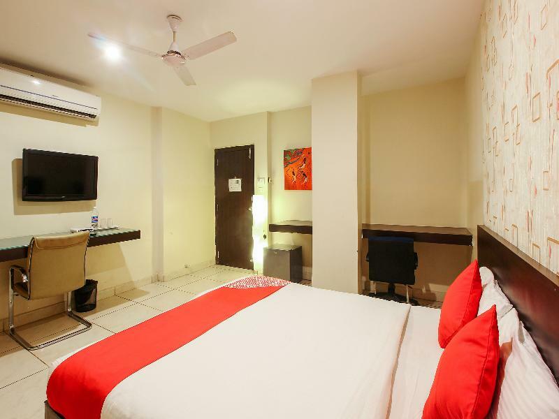 Hotel Vaccinated Staff - Capital O 18592 M