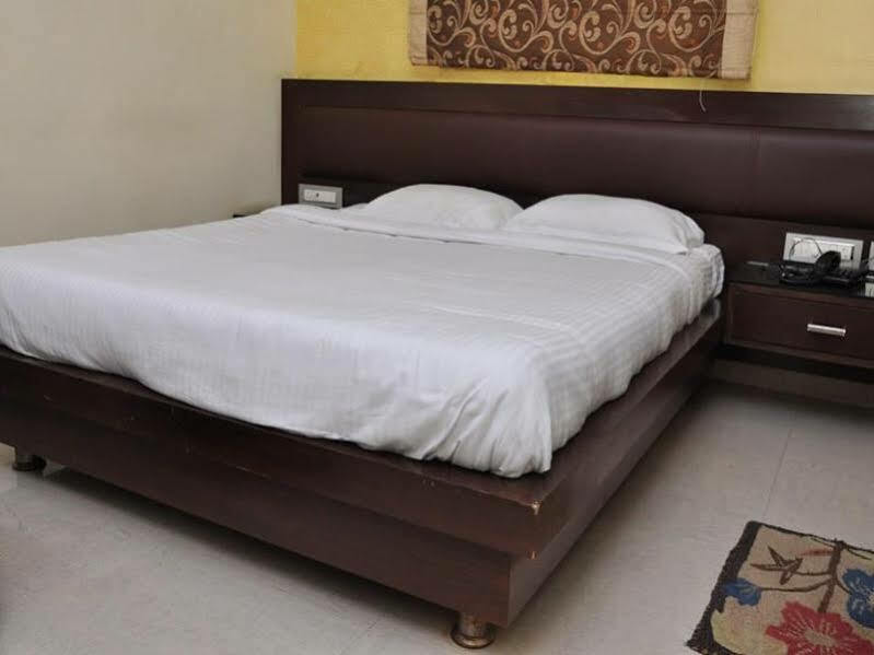 Hotel Oyo 1421 Nirmal Excellency 3*