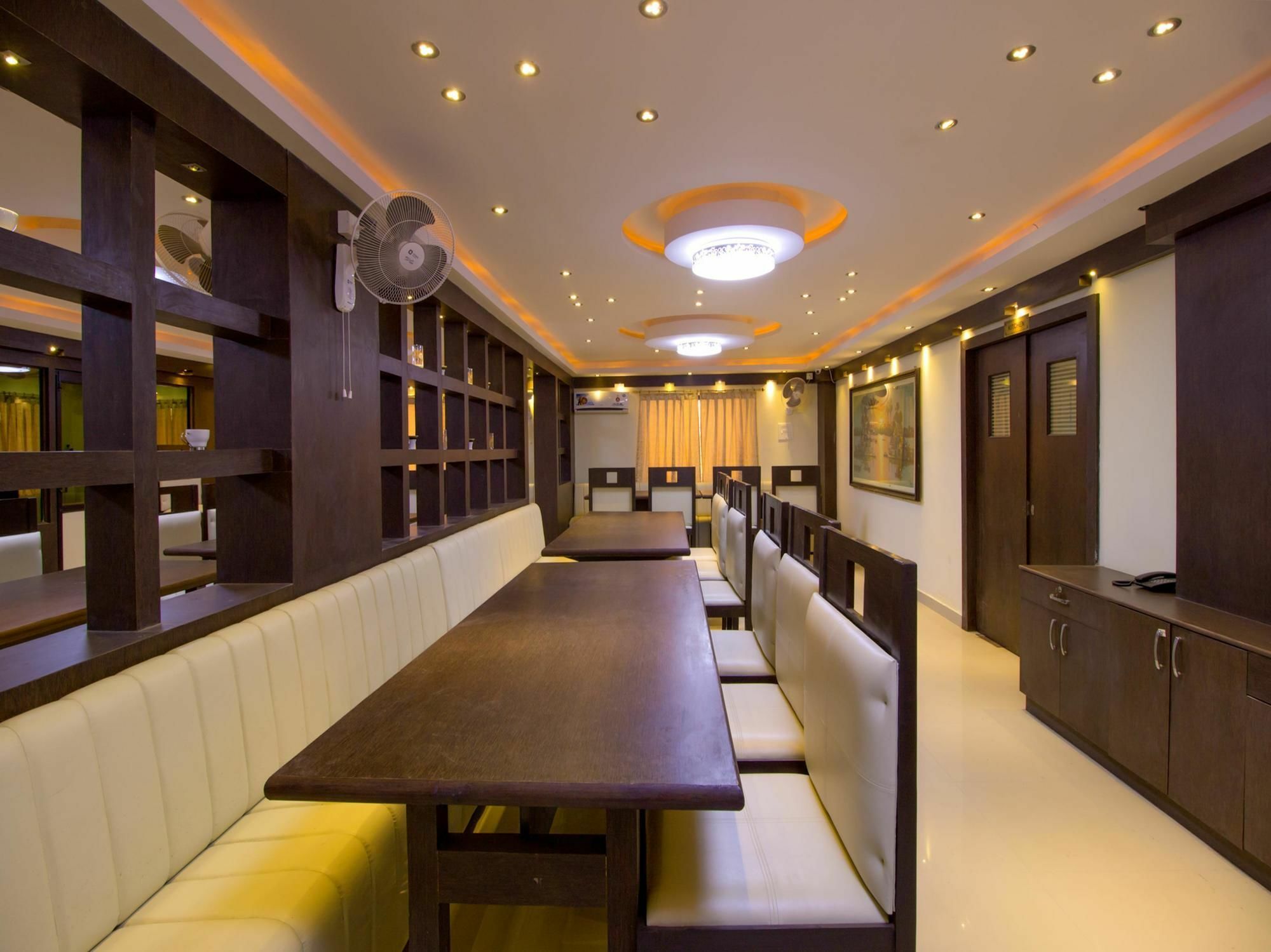 Hotel Oyo Premium Shamshabad 3*