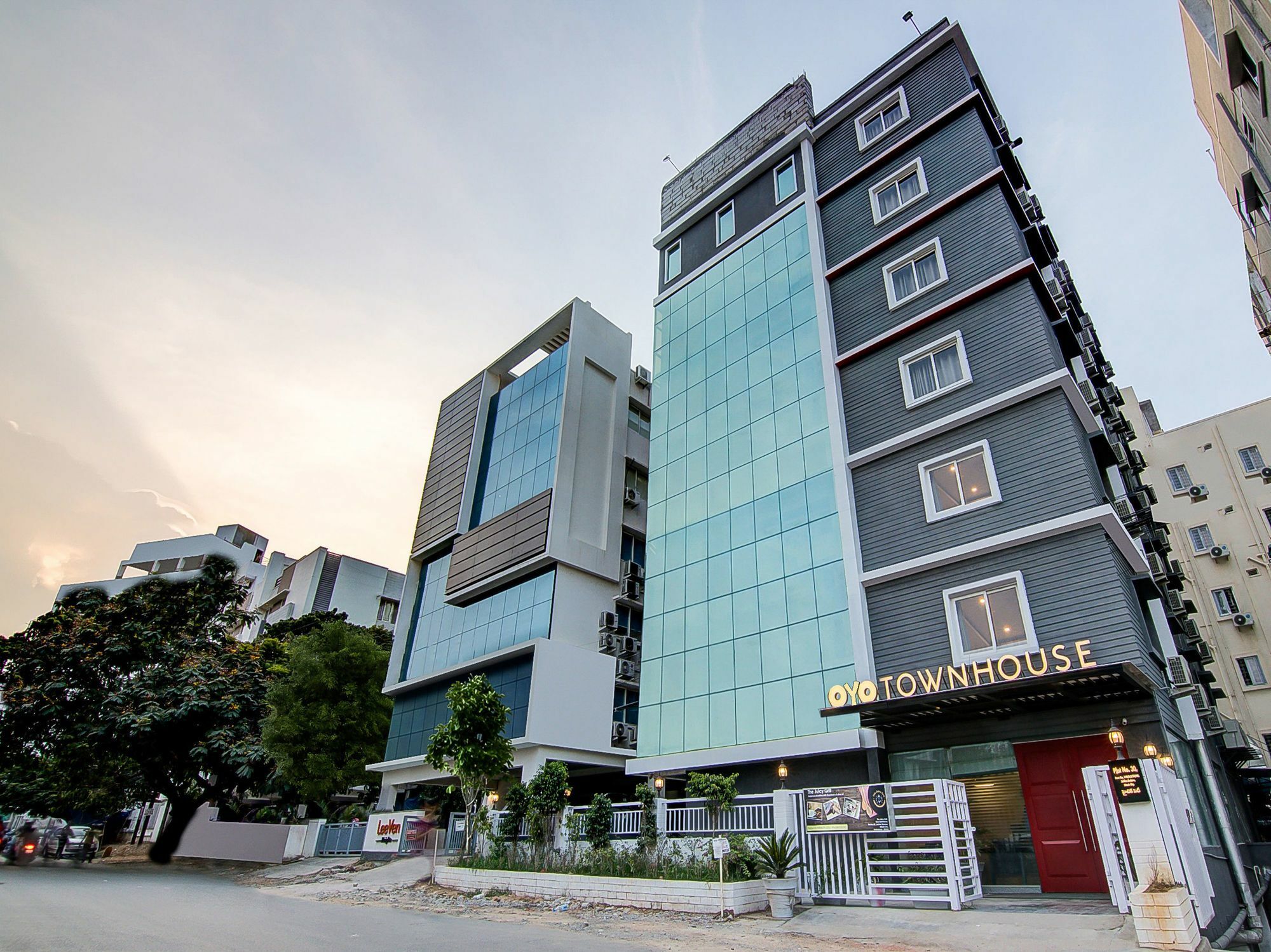 Oyo Townhouse 034 -halcyon Hitech Road Hotel 4*