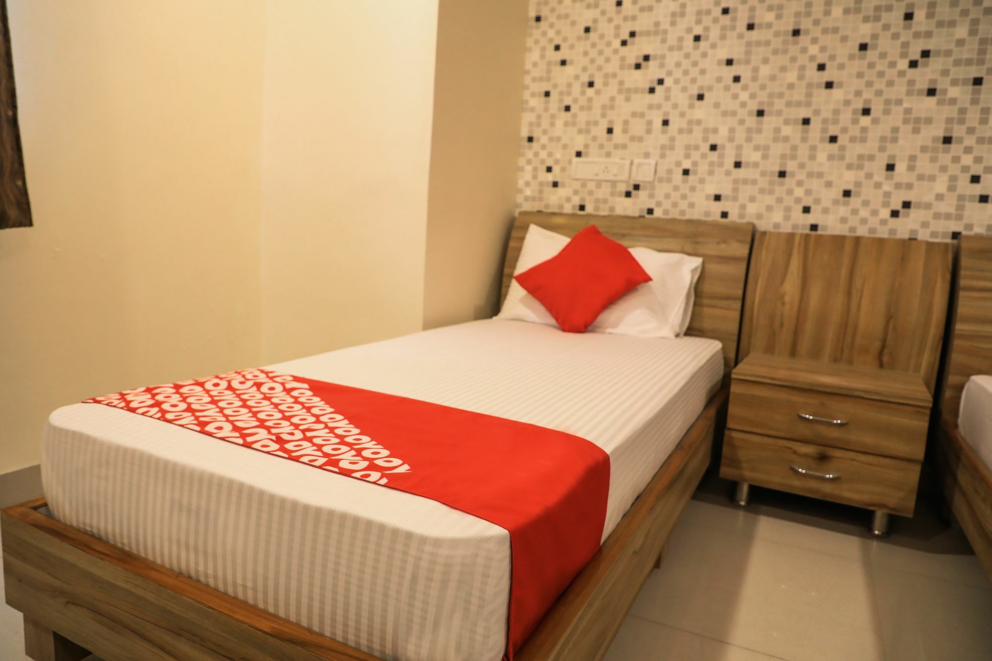 Capital O 15079 Navvada Regency Hotel 3*