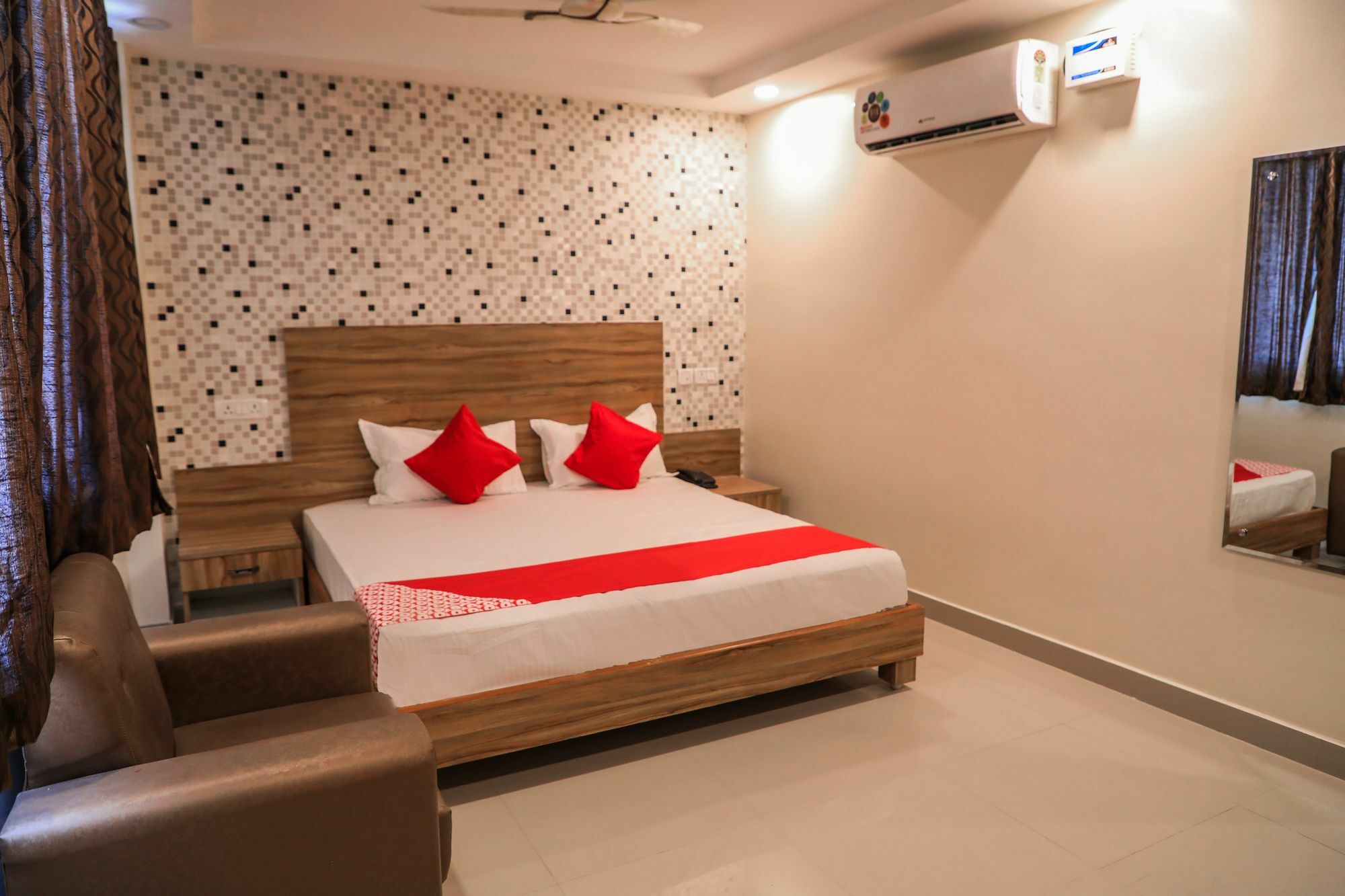 Hotel Capital O 15079 Navvada Regency
