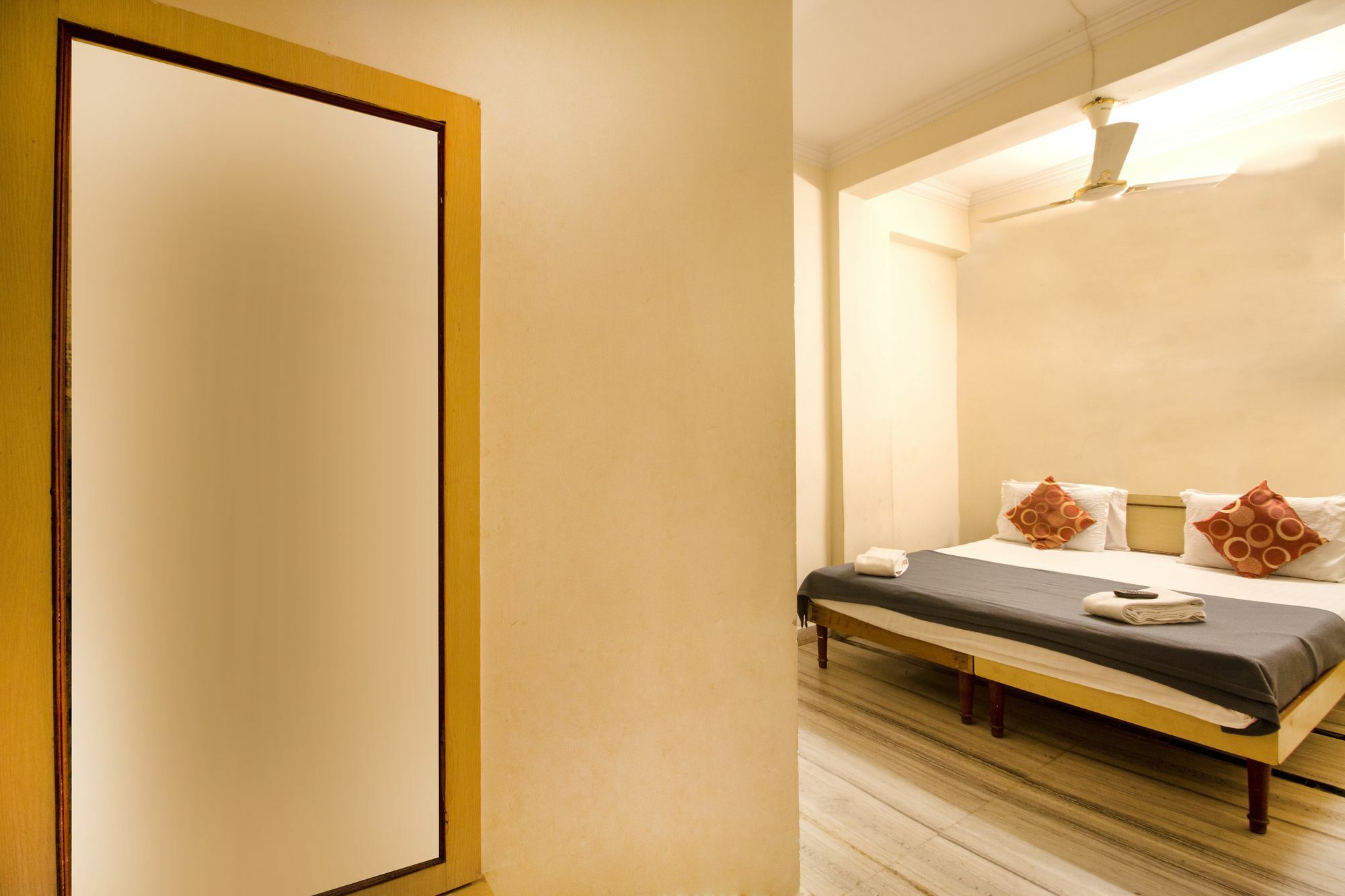 R - Residency Hotel 2*