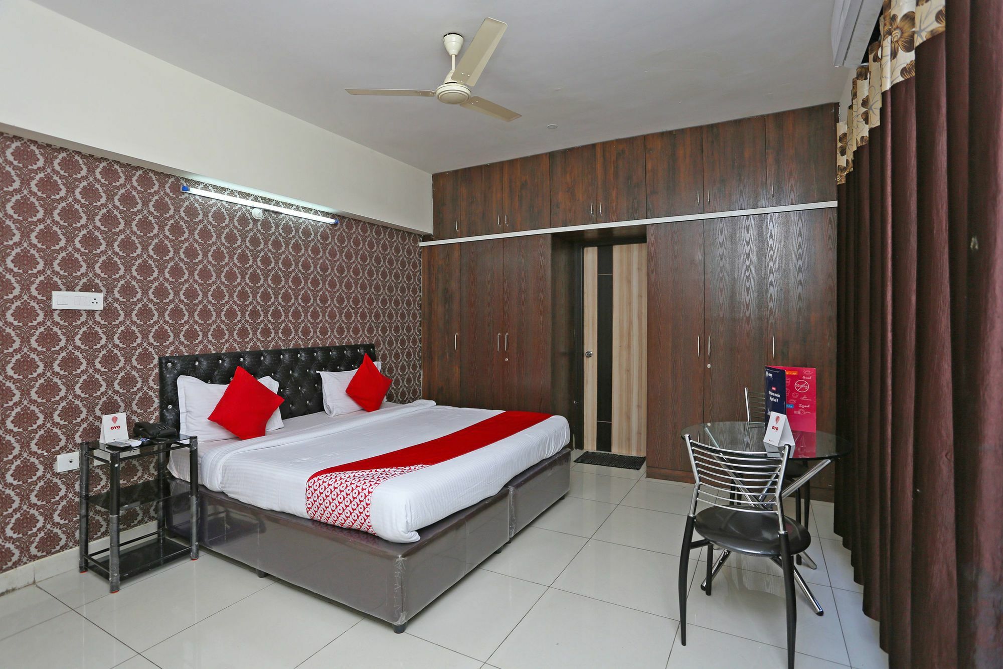 Oyo 8587 Dwell Hotel 2*