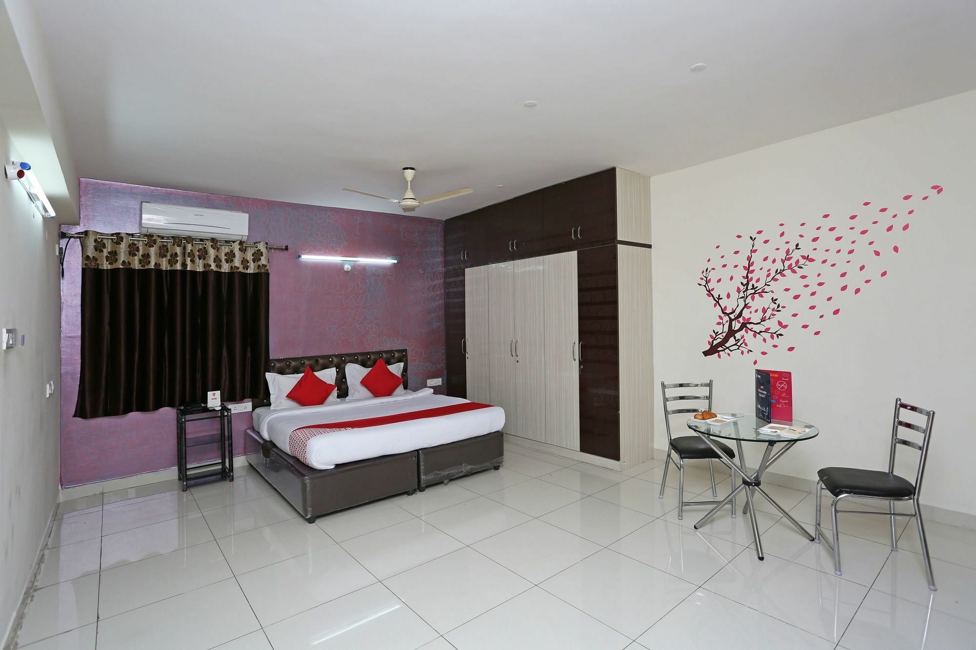Oyo 8587 Dwell Hotel 2*