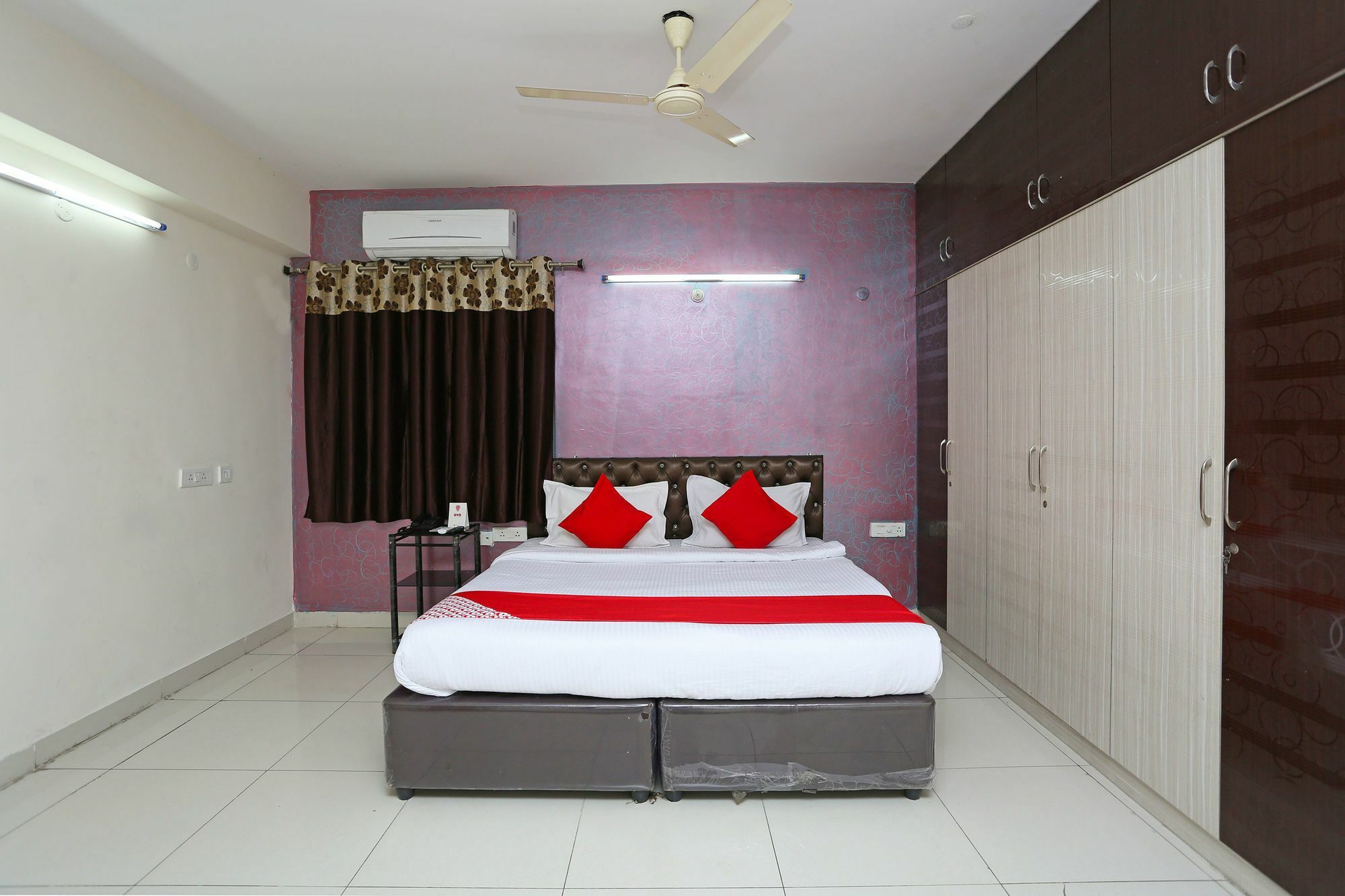 Oyo 8587 Dwell Hotel 2*