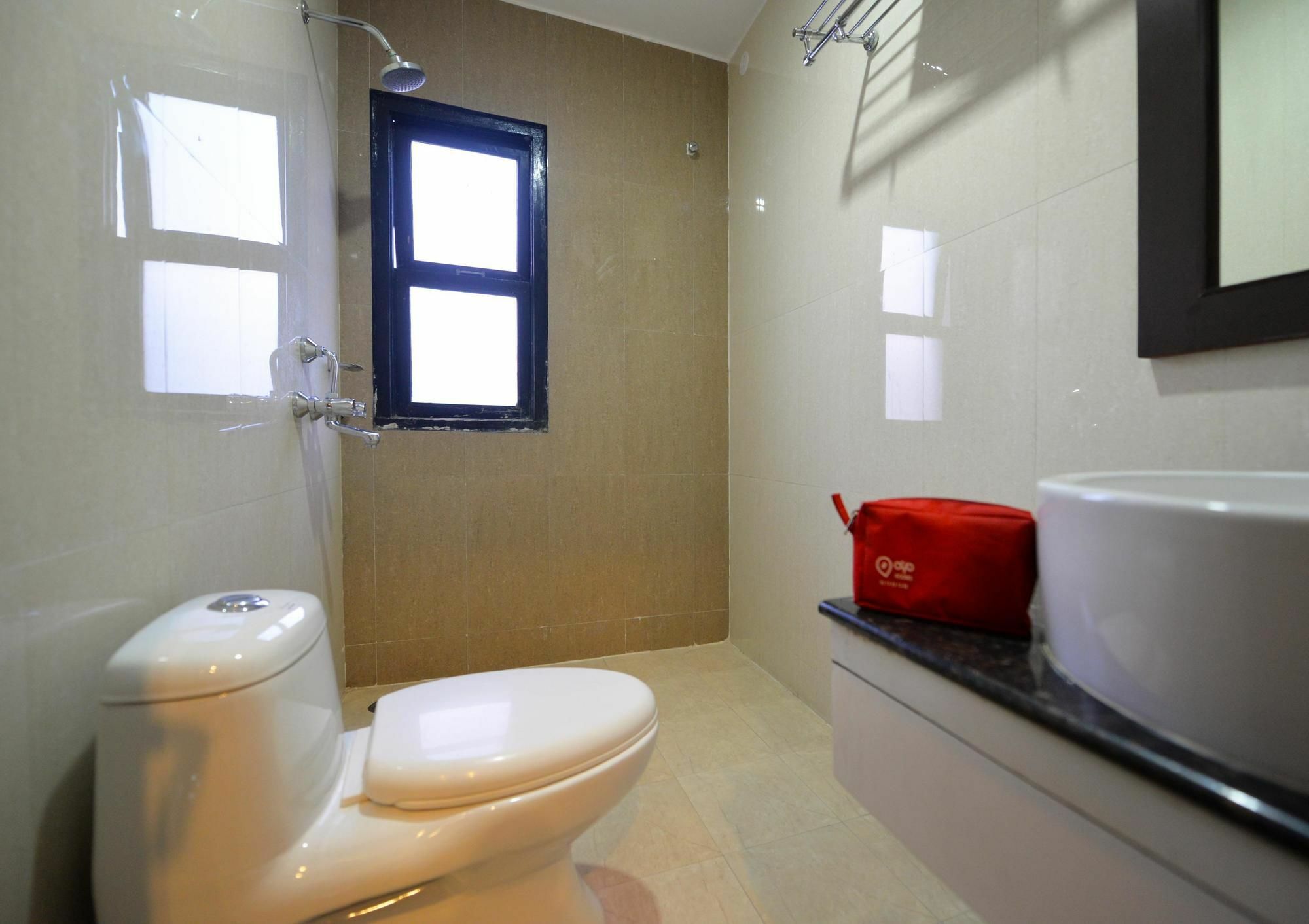Hotel Oyo Premium Banjara Hills Road No 12 3*