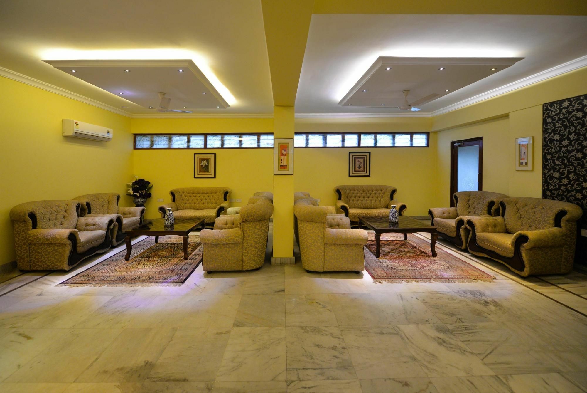 Hotel Oyo Premium Banjara Hills Road No 12