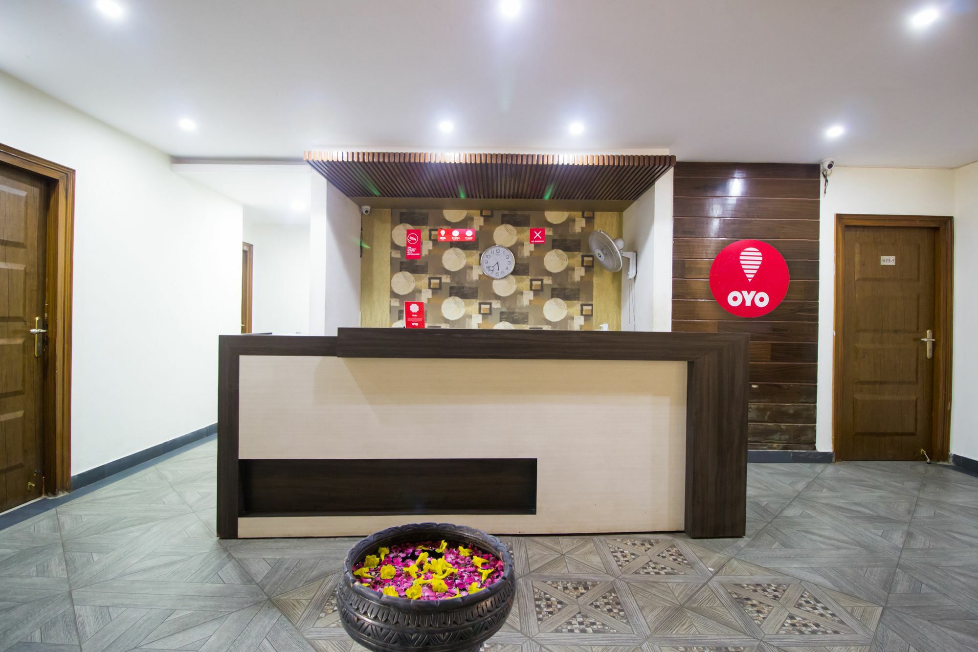 Oyo 4183 Queens Court Apartment *