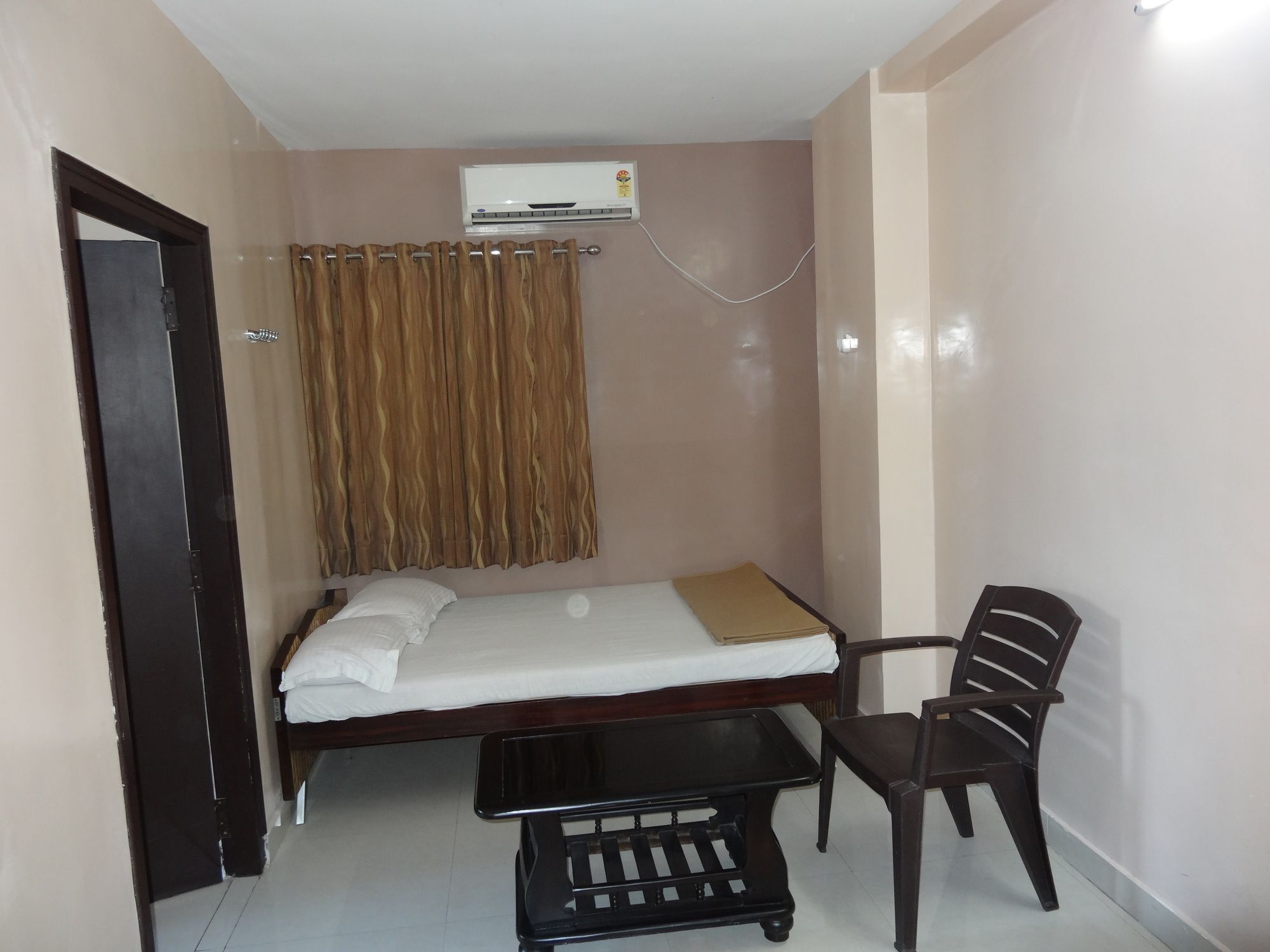Dwaraka Hotel 3*