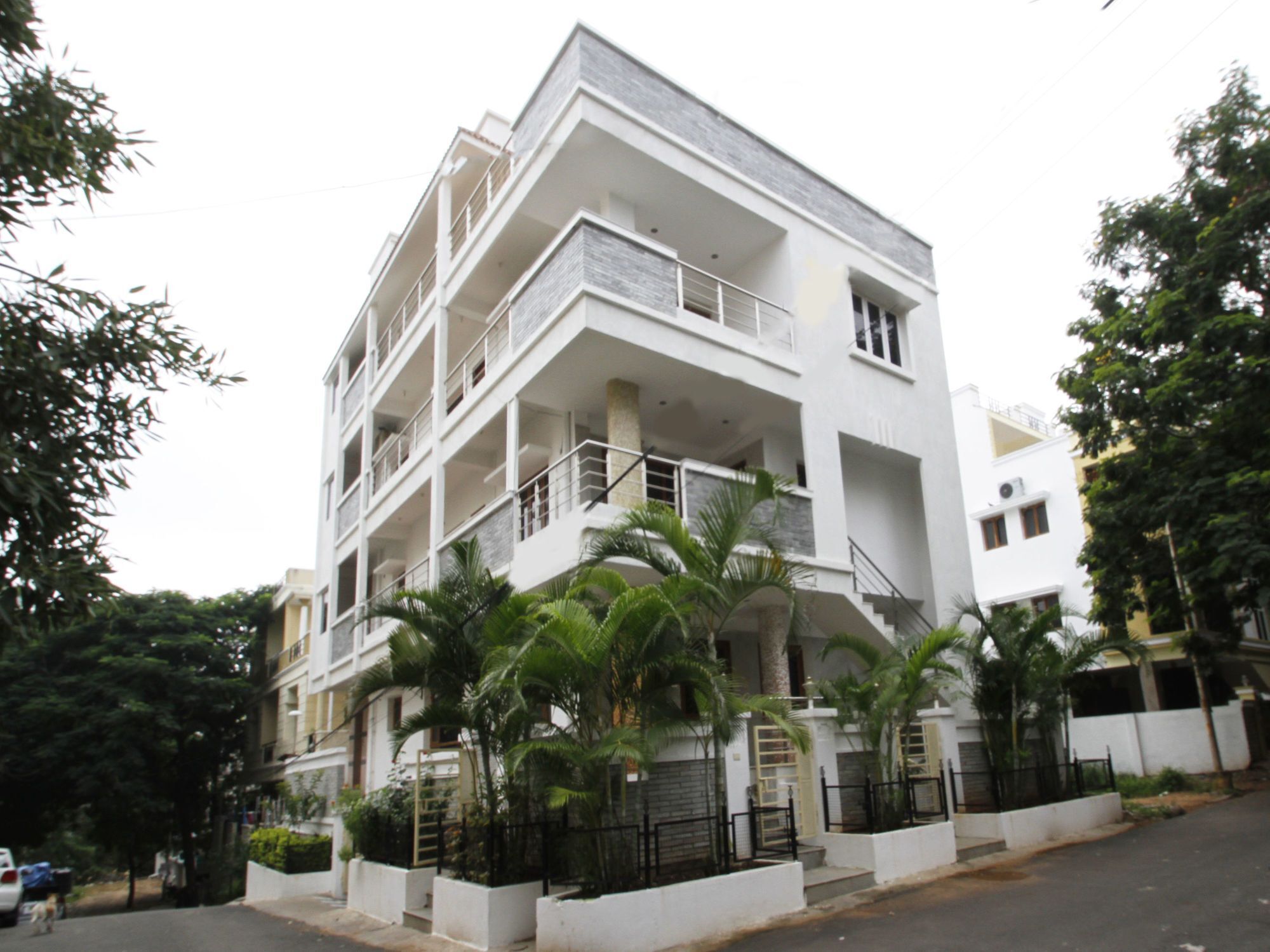 Oyo 7322 Near Apollo Hospital Jubilee Hills 2*