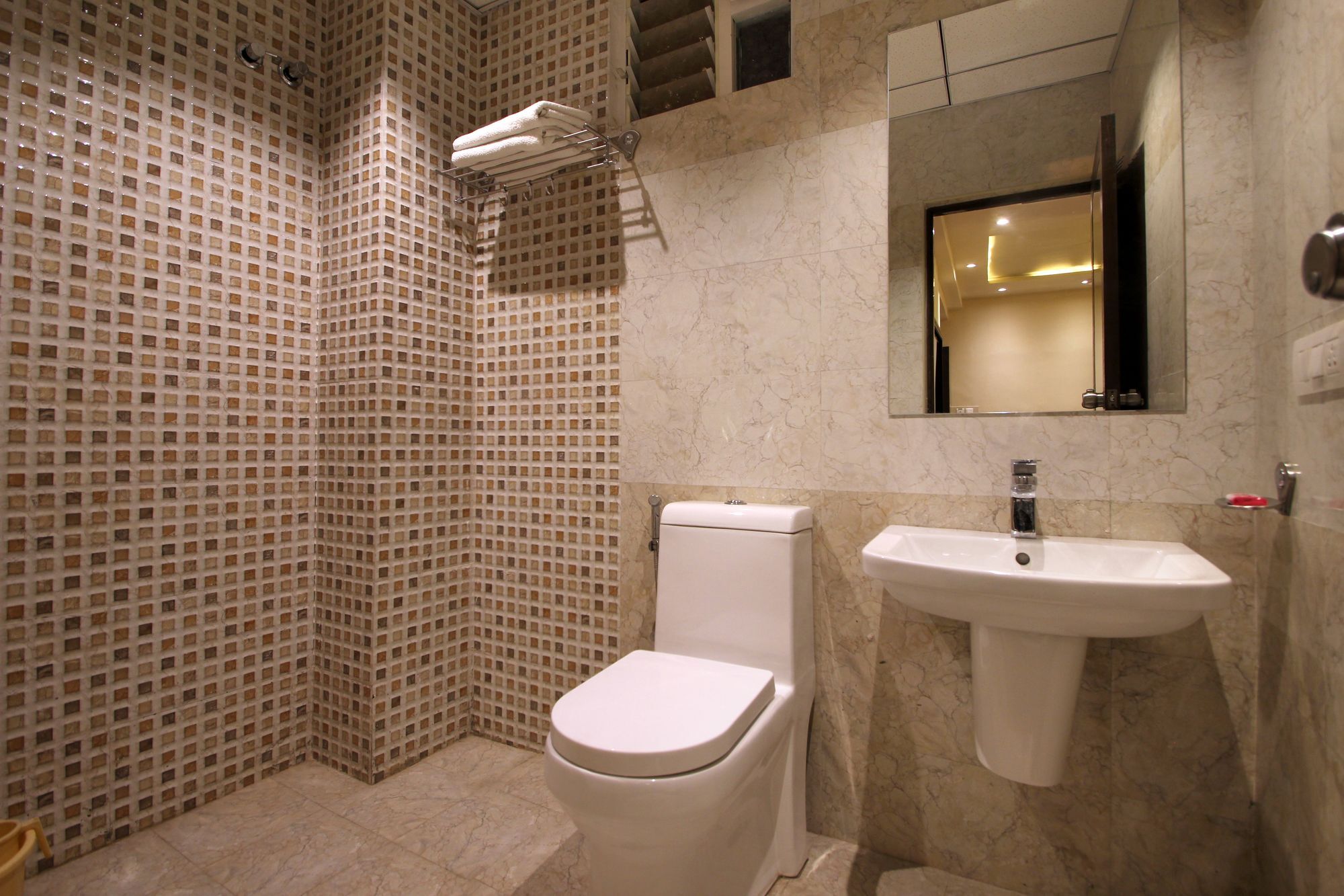 Fabhotel Arastu Plaza - Nr Nampally Railway Station 3*