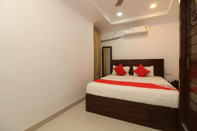 Hotel Oyo 37499 Saba Service 2*