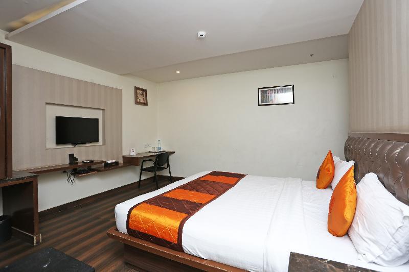 Capital O Surabhi Elite Near Miraj Cinemas - Shalini Shivani
