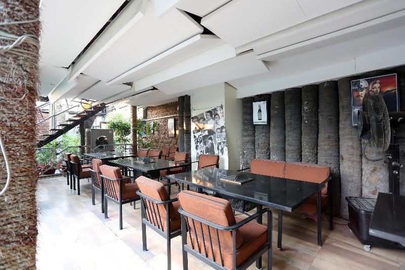 Hotel Capital O Surabhi Elite Near Miraj Cinemas - Shalini Shivani