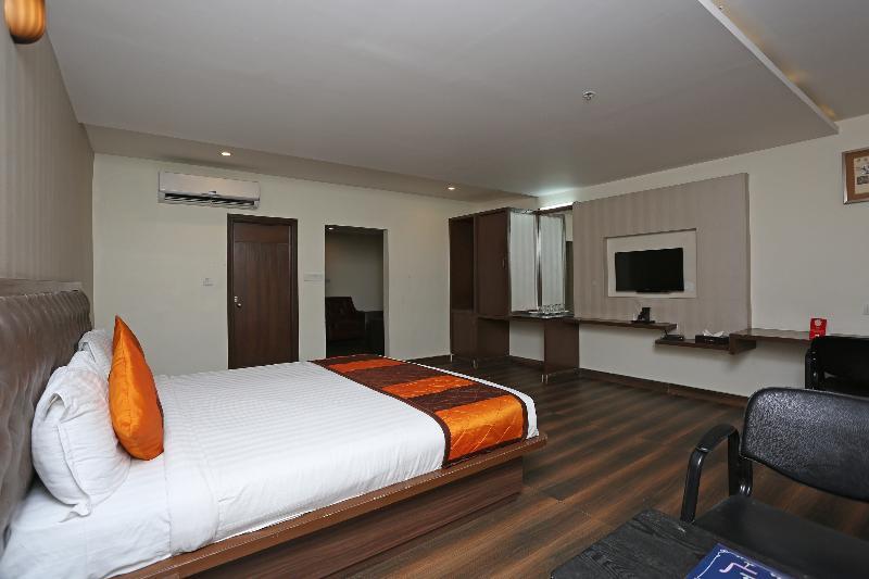 Capital O Surabhi Elite Near Miraj Cinemas - Shalini Shivani Hotel 3*